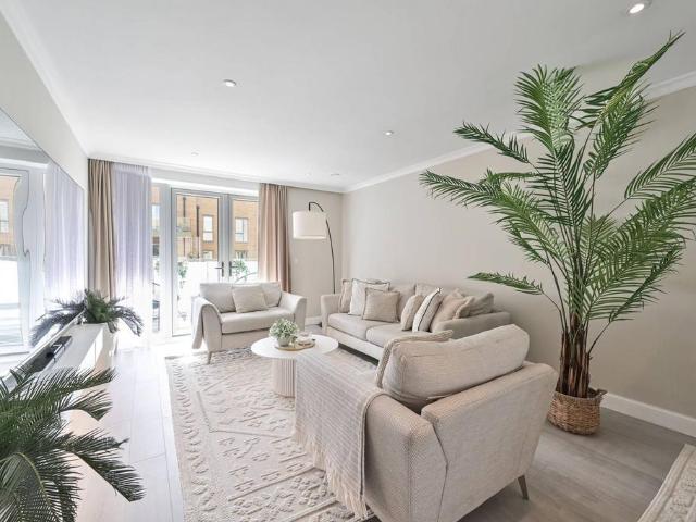 Flat for sale in Mill Hill, Greater London