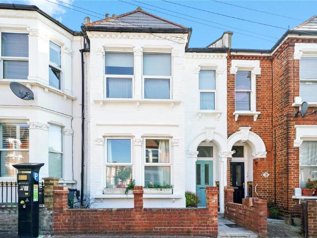 Flat for sale in Balham, Greater London