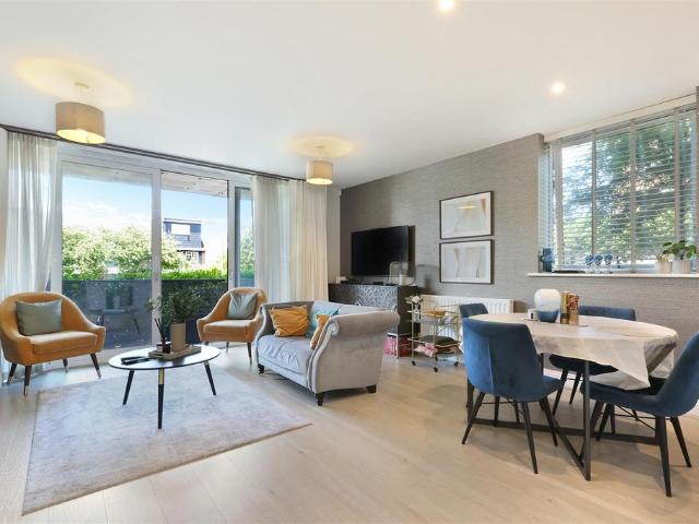 Flat for sale in Epsom, Surrey