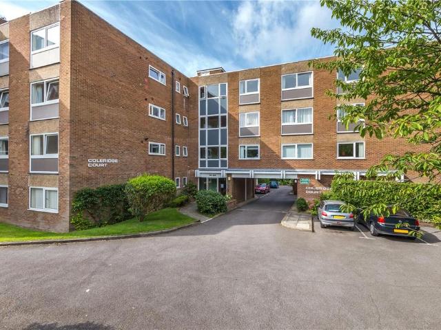 Flat for sale in Hatching Green, Five Acres