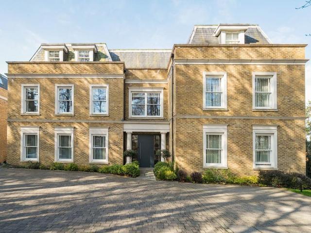 Flat for sale in Sleepers' Hill, Hampshire