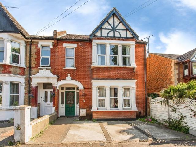 Flat for sale in Alton Barnes, Essex