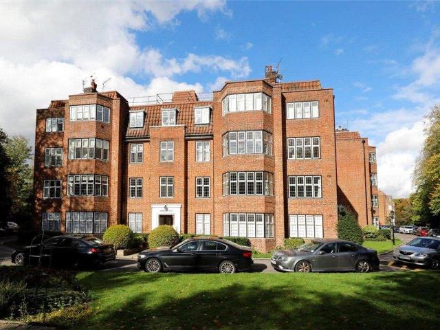 Flat for sale in Roehampton, Greater London