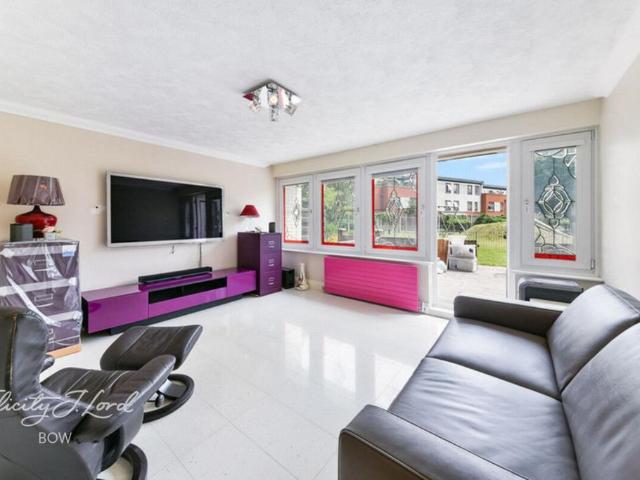 Flat for sale in Bromley-by-Bow, Mile End