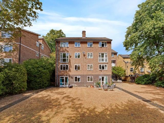 Flat for sale in Southfields, Greater London