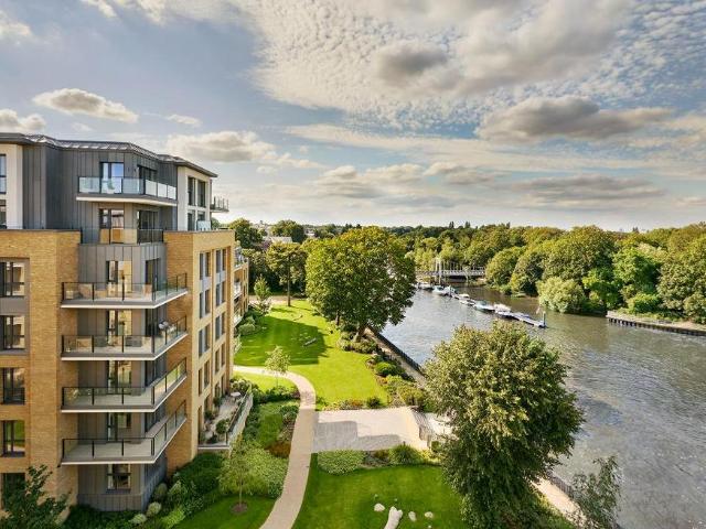 Flat for sale in Hampton Wick, Greater London