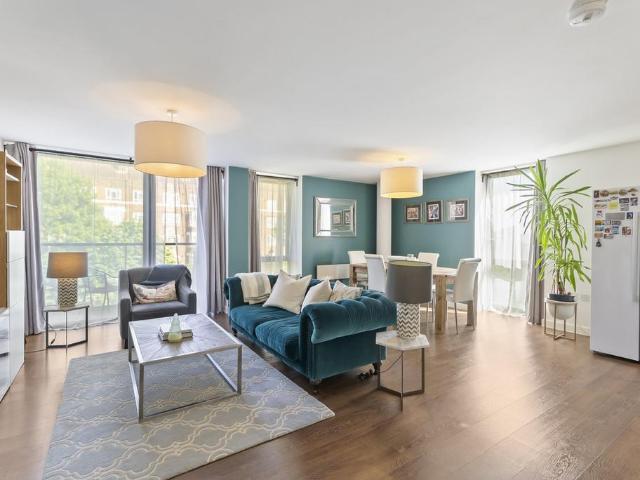Flat for sale in Shepherd's Bush, Greater London