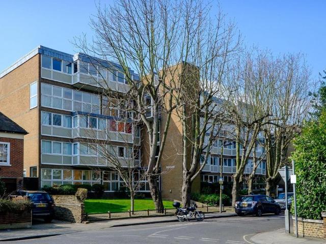 Flat for sale in North Sheen, Greater London