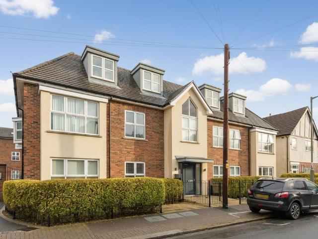 Flat for sale in New Barnet, Greater London