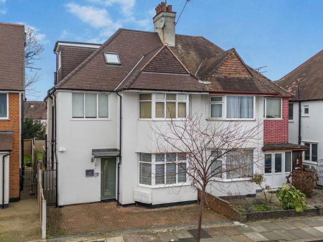 Flat for sale in Temple Fortune, Greater London