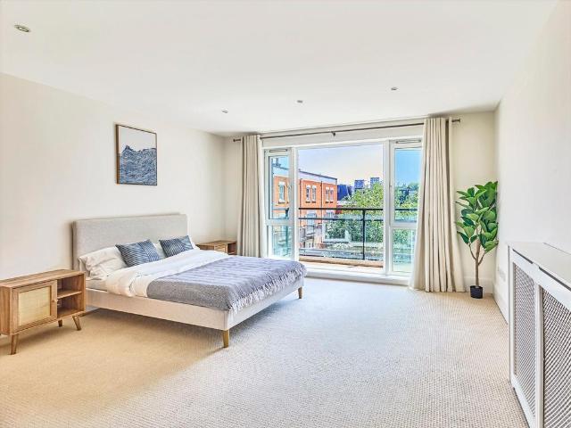 Flat for sale in Putney, Greater London