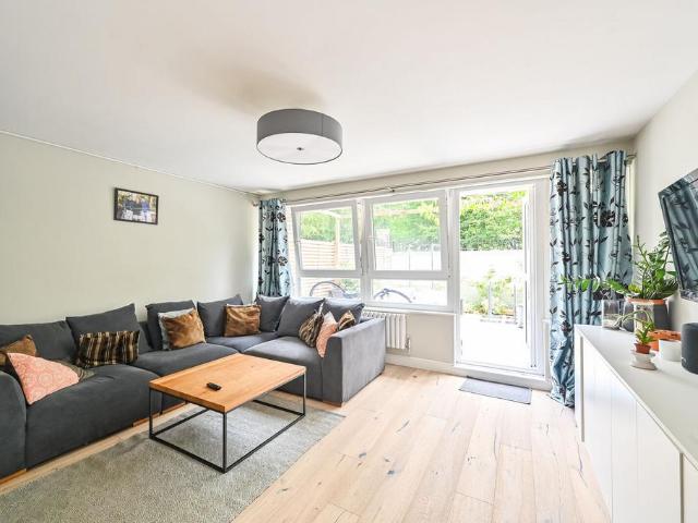 Flat for sale in Bromley-by-Bow, Limehouse