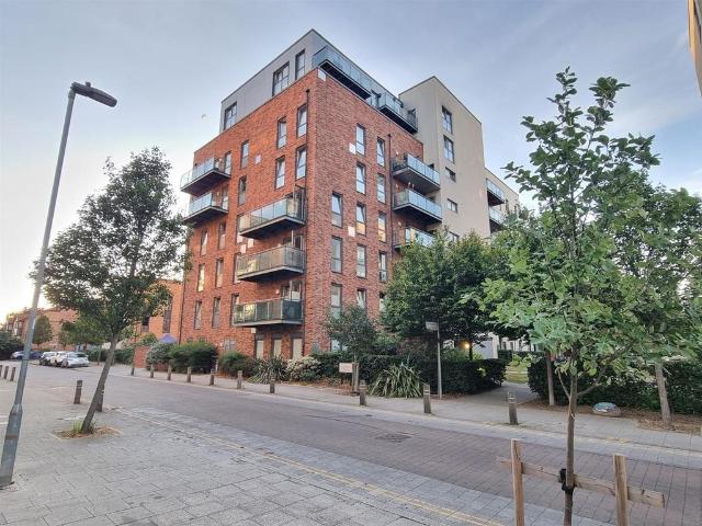 Flat for sale in Dagenham, Becontree