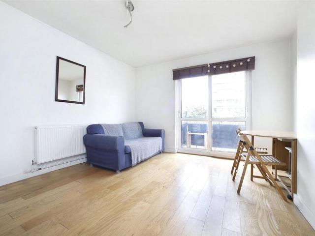 Flat for sale in Walworth, Greater London