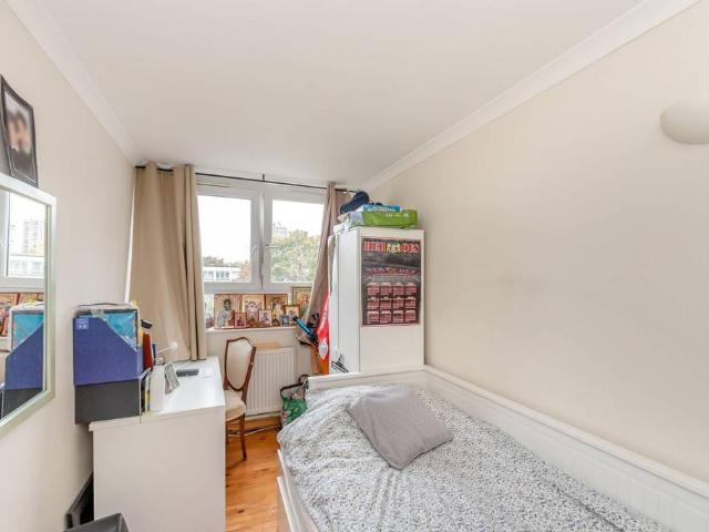 Flat for sale in Battersea, Greater London