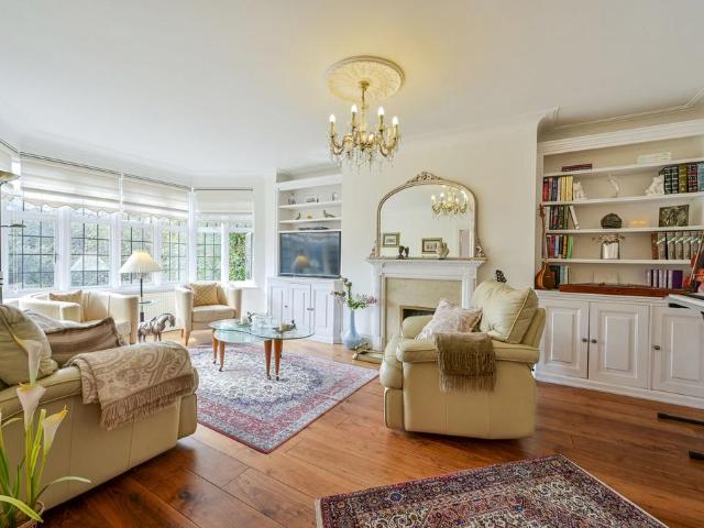 Flat for sale in Roehampton, Greater London