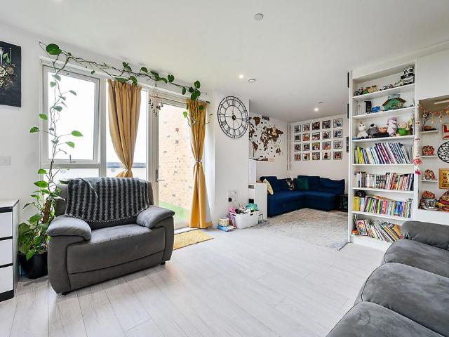 Flat for sale in London Borough of Hounslow, Greater London