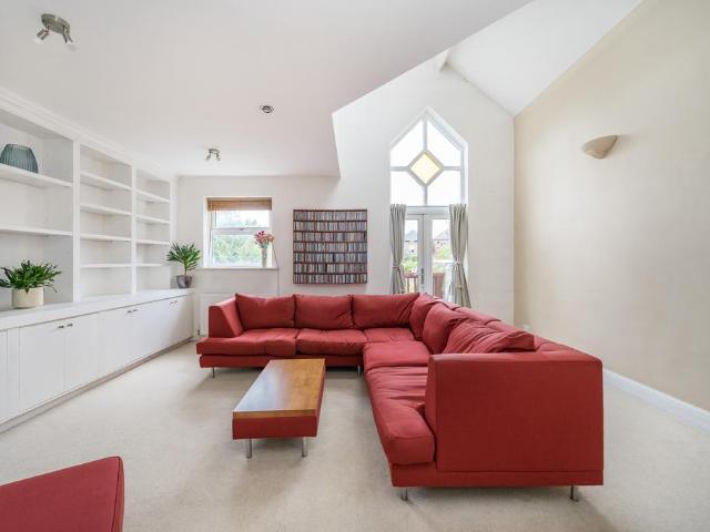 Flat for sale in Kilburn, Greater London