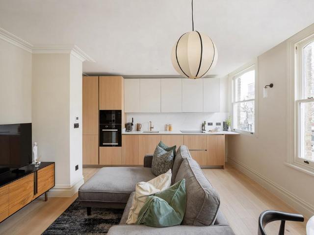 Flat for sale in North Kensington, Greater London