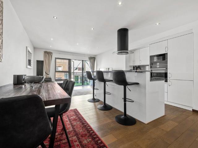 Flat for sale in Millwall, Greater London