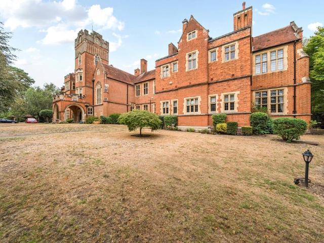 Flat for sale in Maybury, Woking