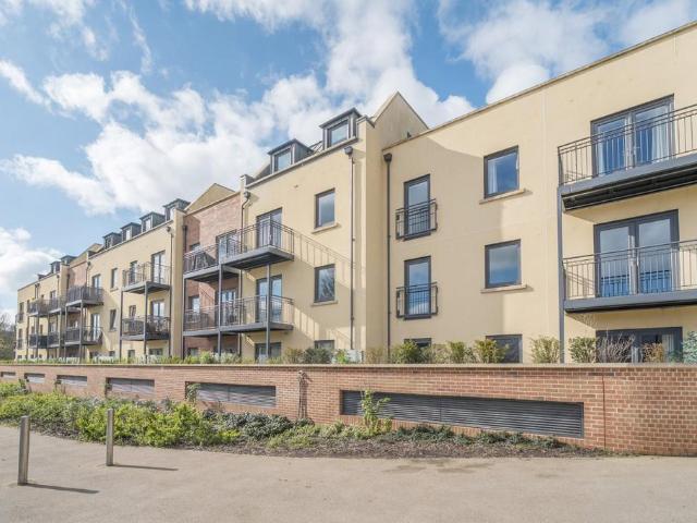 Flat for sale in Fole, Surrey