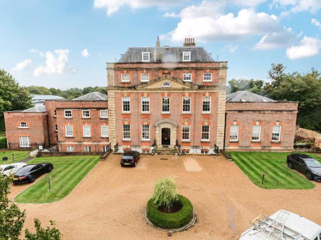 Flat for sale in Milford, Fole