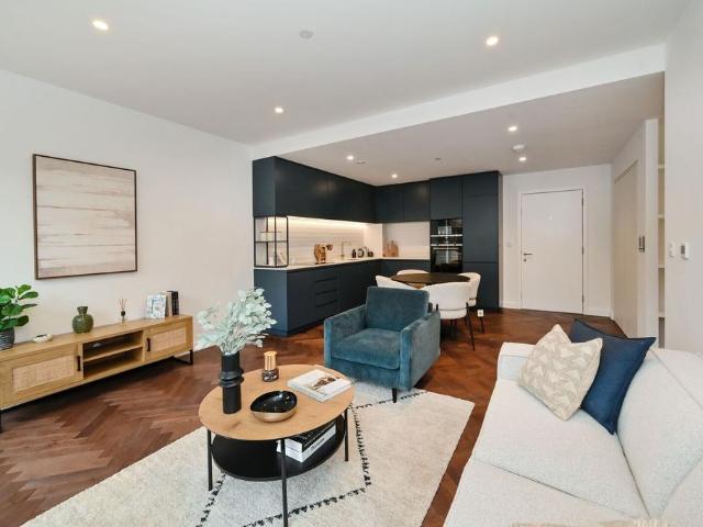 Flat for sale in Brent Cross, Greater London