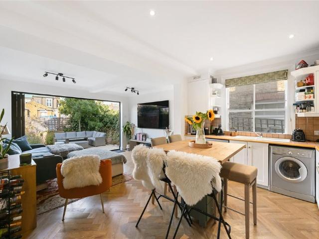 Flat for sale in Clapham Junction, Greater London