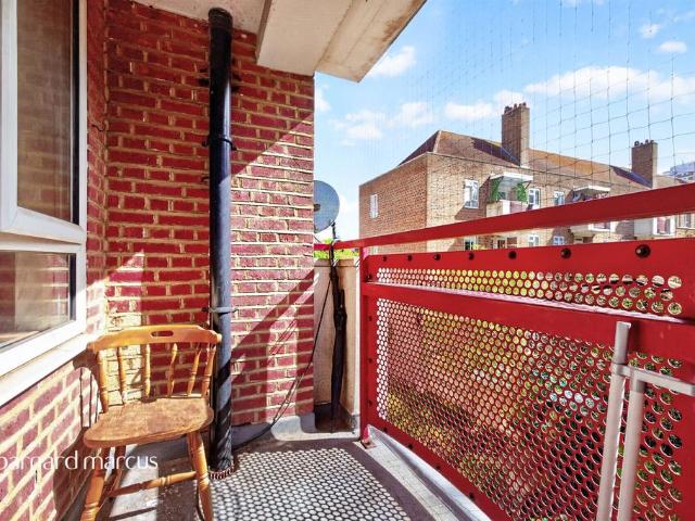 Flat for sale in Bells Gardens Estate, Greater London