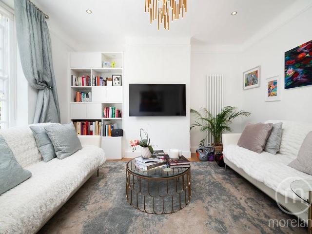 Flat for sale in Temple Fortune, Greater London