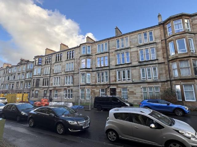 Flat for sale in Crosshill, Scotland