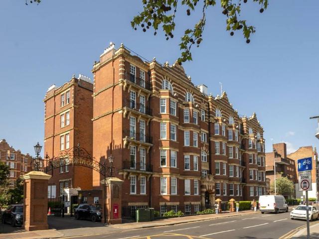 Flat for sale in Putney, Greater London