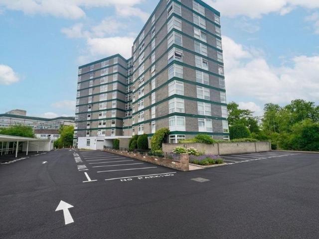 Flat for sale in Denham