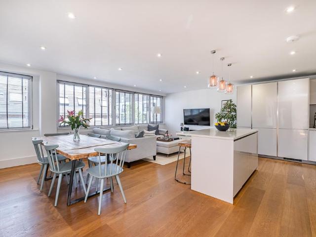 Flat for sale in Earlsfield, Greater London