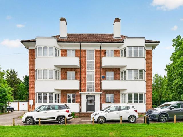 Flat for sale in Elstree and Borehamwood, Borehamwood