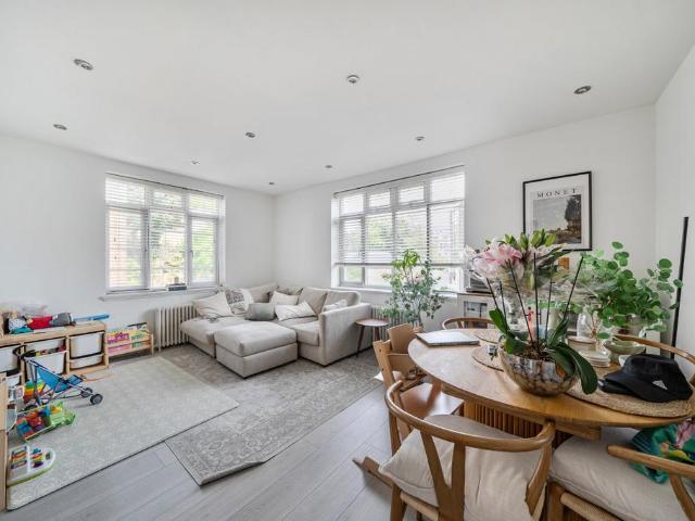 Flat for sale in Maida Vale, Greater London