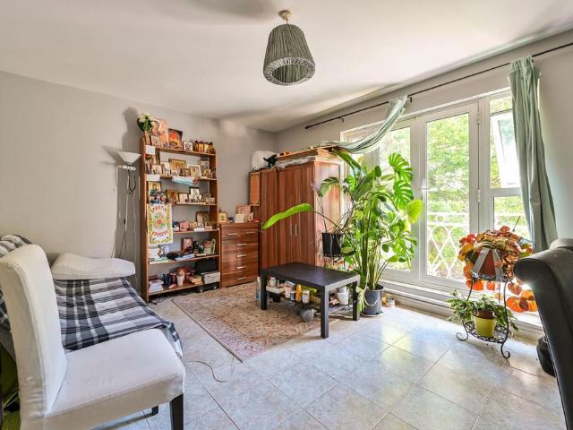 Flat for sale in Dulwich, Greater London
