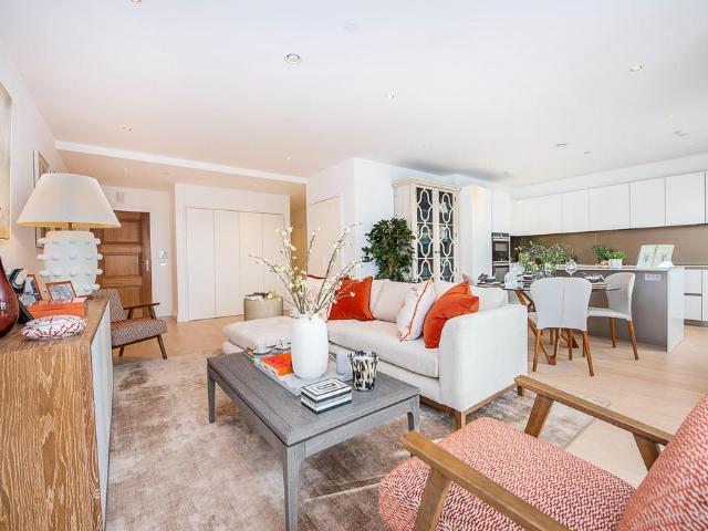Flat for sale in Hampton Wick, Greater London
