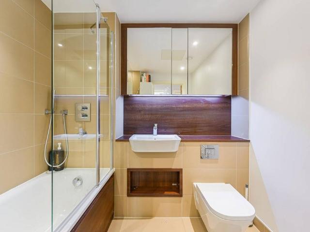 Flat for sale in East Greenwich, Greater London