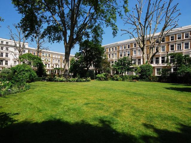 Flat for sale in Earl's Court, Greater London