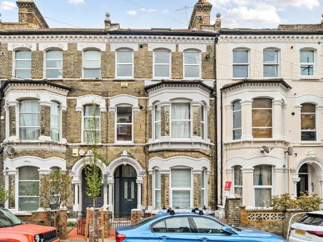 Flat for sale in Stockwell, Greater London
