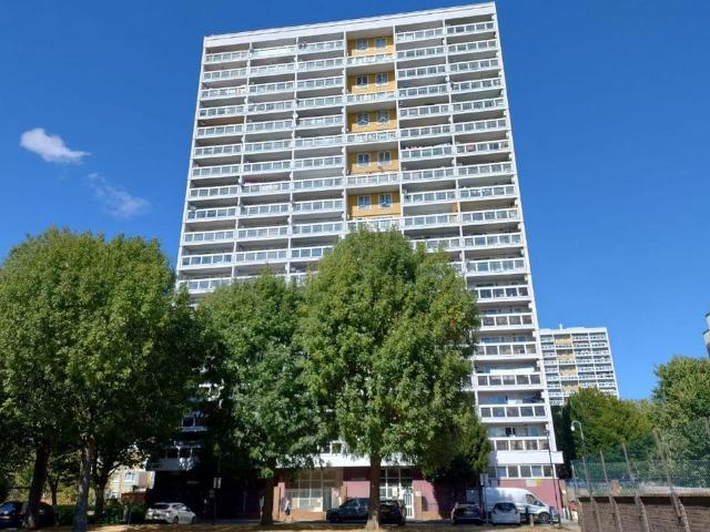 Flat for sale in Bromley-by-Bow, Greater London
