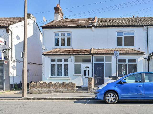 House for sale in Holywell Estate, Watford