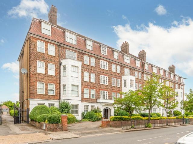 Flat for sale in Brondesbury, Greater London