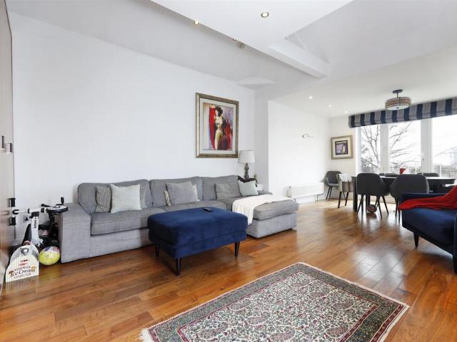 Flat for sale in St. John's Wood, Greater London