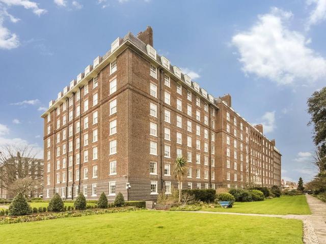 Flat for sale in Fulham, Greater London