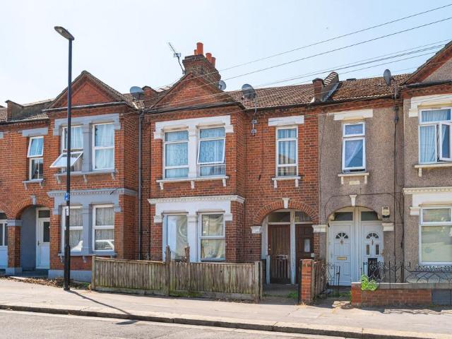 Flat for sale in London Borough of Croydon, Thornton Heath