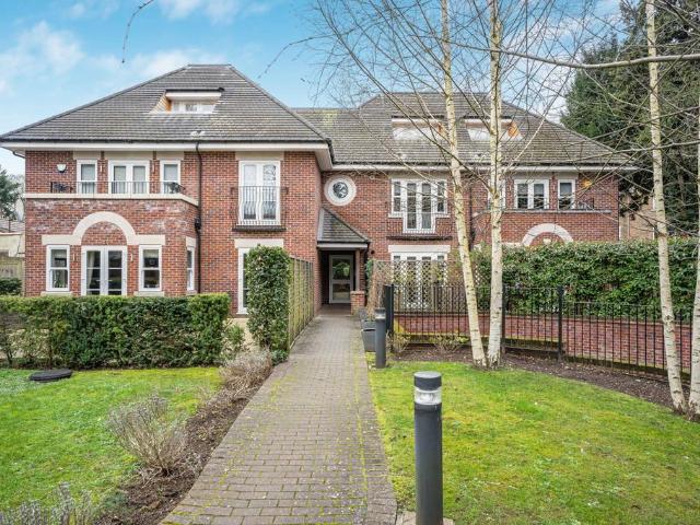 Flat for sale in Bush Hill Park, Greater London