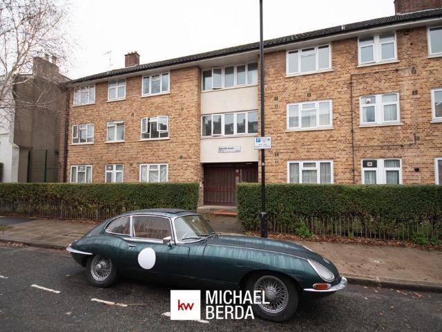Flat for sale in West Hackney, Greater London